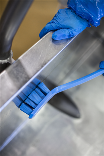 Perie UST cu maner lung si peri duri 395 mm, albastra - Vikan