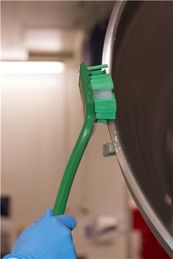 Perie UST cu maner lung si peri duri 395 mm, albastra - Vikan