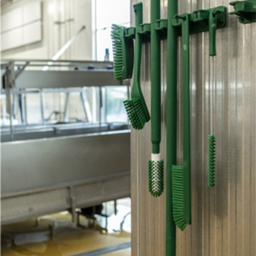 Perie ultra-ingusta cu maner lung, 600 mm, peri medii, verde - Vikan verde