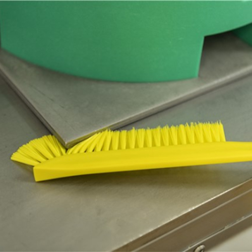 Perie ultra-ingusta cu maner lung, 600 mm, peri medii, verde - Vikan verde