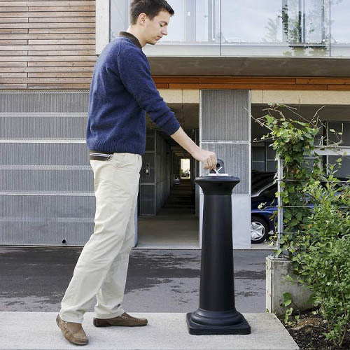 Scrumiera galvanizata GroundsKeeper Tuscan, neagra  - Rubbermaid 